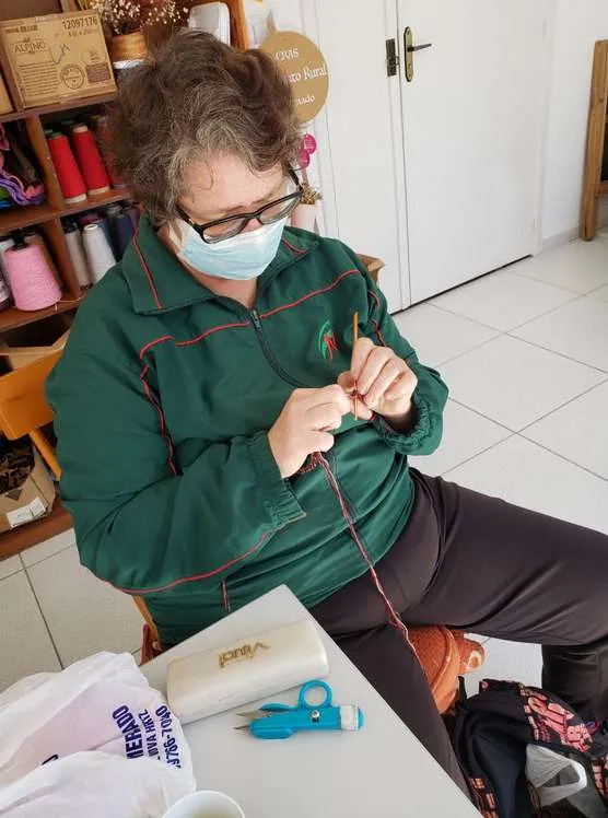 Cooperada costurando no ateliê